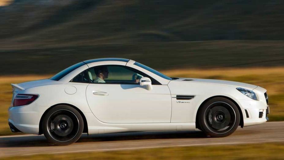 Capota rígida é uma das marcas do SLK. <a href="https://gutenberg.quatrorodas.abril.com.br/noticias/mercedes-revela-versao-mais-potente-slk-55-amg-299394_p.shtml" rel="migration">Leia mais</a>