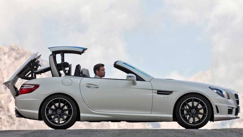 Ela pode ser aberta ou fechada automaticamente em menos de 20 segundos. <a href="https://gutenberg.quatrorodas.abril.com.br/noticias/mercedes-revela-versao-mais-potente-slk-55-amg-299394_p.shtml" rel="migration">Leia mais</a>