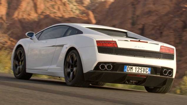 Freios de alto desempenho e controles eletrônicos dão estabilidade ao esportivo | <a href="https://gutenberg.quatrorodas.abril.com.br/noticias/lamborghini-ira-exibir-gallardo-lp-560-4-sao-paulo-299619_p.shtml" rel="migration">Leia mais</a> Freios de alto desempenho e controles eletrônicos dão estabilidade ao esportivo | <a href="https://gutenberg.quatrorodas.abril.com.br/noticias/lamborghini-ira-exibir-gallardo-lp-560-4-sao-paulo-299619_p.shtml" rel="migration">Leia mais</a>