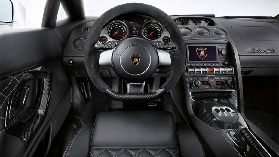 Volante tem base achatada | <a href="https://gutenberg.quatrorodas.abril.com.br/noticias/lamborghini-ira-exibir-gallardo-lp-560-4-sao-paulo-299619_p.shtml" rel="migration">Leia mais</a>