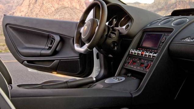 Transmissão tem câmbio sequêncial de seis velocidades | <a href="https://gutenberg.quatrorodas.abril.com.br/noticias/lamborghini-ira-exibir-gallardo-lp-560-4-sao-paulo-299619_p.shtml" rel="migration">Leia mais</a> Transmissão tem câmbio sequêncial de seis velocidades | <a href="https://gutenberg.quatrorodas.abril.com.br/noticias/lamborghini-ira-exibir-gallardo-lp-560-4-sao-paulo-299619_p.shtml" rel="migration">Leia mais</a>