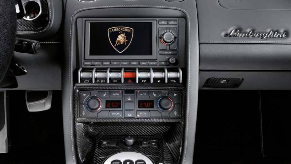 Ar dual zone e tela multimídia são alguns dos recursos do esportivo | <a href="https://gutenberg.quatrorodas.abril.com.br/noticias/lamborghini-ira-exibir-gallardo-lp-560-4-sao-paulo-299619_p.shtml" rel="migration">Leia mais</a>