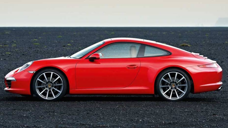 Distância entre-eixos aumentou em 10 cm e o carro ficou mais comprido | <a href="https://gutenberg.quatrorodas.abril.com.br/carros/lancamentos/porsche-911-carrera-carrera-s-2012-637431.shtml" rel="migration">Leia mais</a>