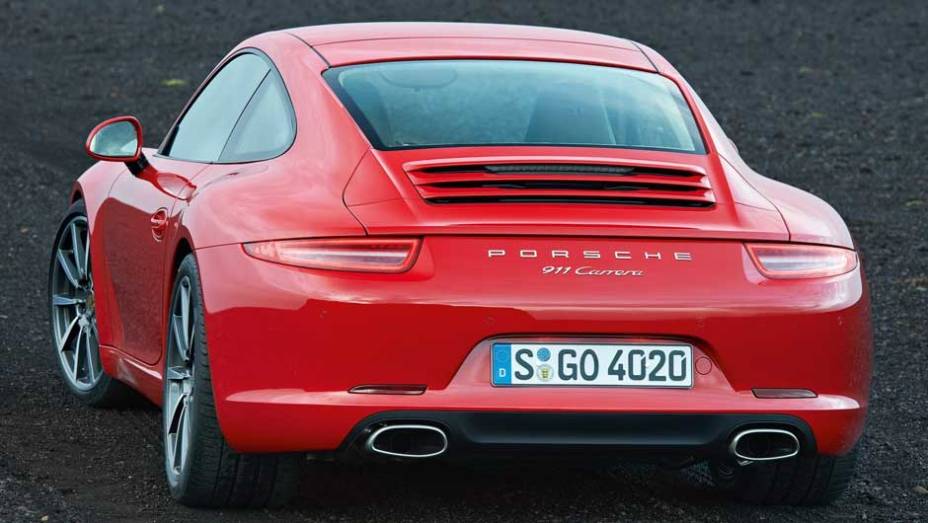 Lanternas agora estão com perfil mais baixo | <a href="https://gutenberg.quatrorodas.abril.com.br/carros/lancamentos/porsche-911-carrera-carrera-s-2012-637431.shtml" rel="migration">Leia mais</a>