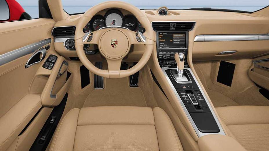 Console foi elevado e botões estão com acesso mais fácil | <a href="https://gutenberg.quatrorodas.abril.com.br/carros/lancamentos/porsche-911-carrera-carrera-s-2012-637431.shtml" rel="migration">Leia mais</a>