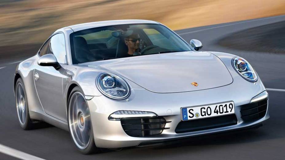 Versão Carrera S também foi divulgado pela Porsche | <a href="https://gutenberg.quatrorodas.abril.com.br/carros/lancamentos/porsche-911-carrera-carrera-s-2012-637431.shtml" rel="migration">Leia mais</a>