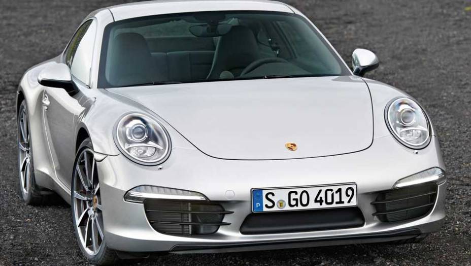 Propulsor do Carrera S é o 3.8 de 400 cv | <a href="https://gutenberg.quatrorodas.abril.com.br/carros/lancamentos/porsche-911-carrera-carrera-s-2012-637431.shtml" rel="migration">Leia mais</a>