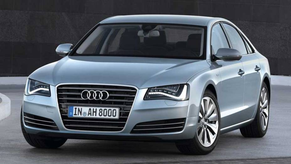 Versão de produção do sedã híbrido é revelada e chega em 2012 | <a href="https://gutenberg.quatrorodas.abril.com.br/carros/lancamentos/audi-a8-hybrid-637518.shtml" rel="migration">Leia mais</a>