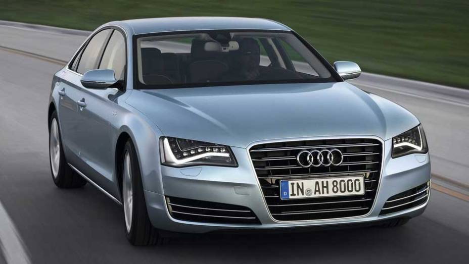 Modelo definitivo será apresentado ao público em Frankfurt | <a href="https://gutenberg.quatrorodas.abril.com.br/carros/lancamentos/audi-a8-hybrid-637518.shtml" rel="migration">Leia mais</a>