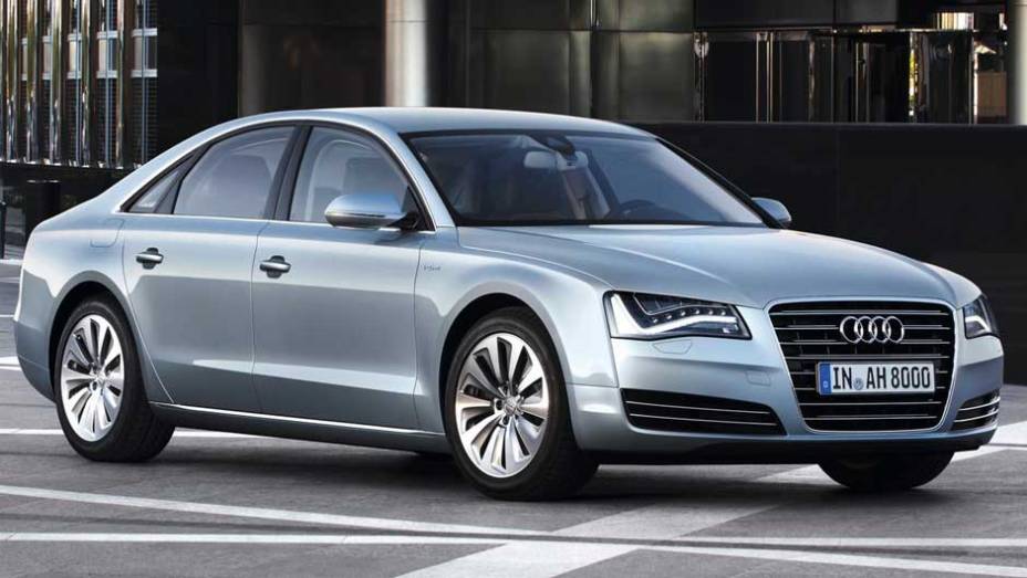 Sedã combina motor 2.0 TFSI com um elétrico de 54 cv | <a href="https://gutenberg.quatrorodas.abril.com.br/carros/lancamentos/audi-a8-hybrid-637518.shtml" rel="migration">Leia mais</a>