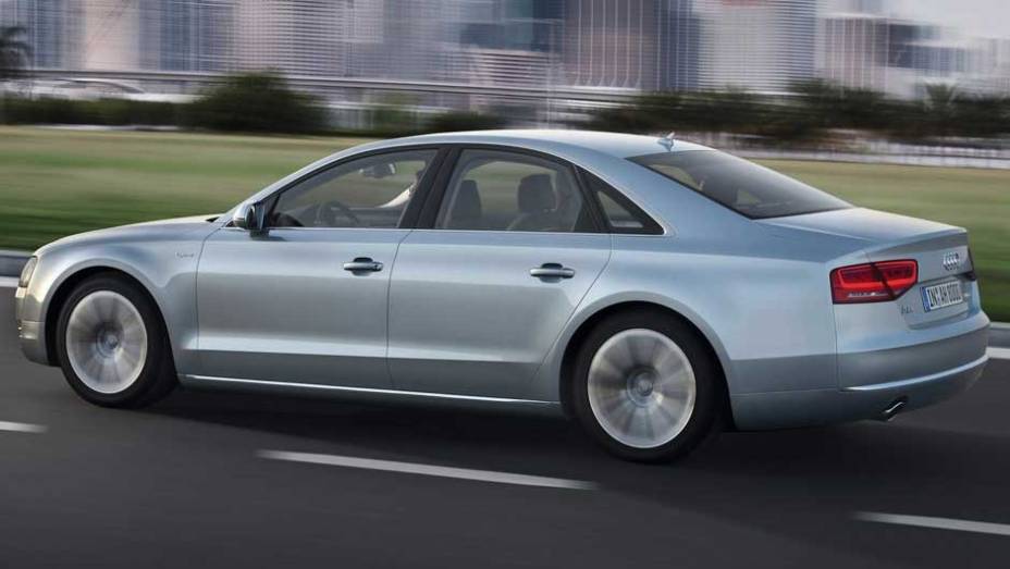 Carro acelera de 0 a 100 km/h em 7,7 segundos | <a href="https://gutenberg.quatrorodas.abril.com.br/carros/lancamentos/audi-a8-hybrid-637518.shtml" rel="migration">Leia mais</a>