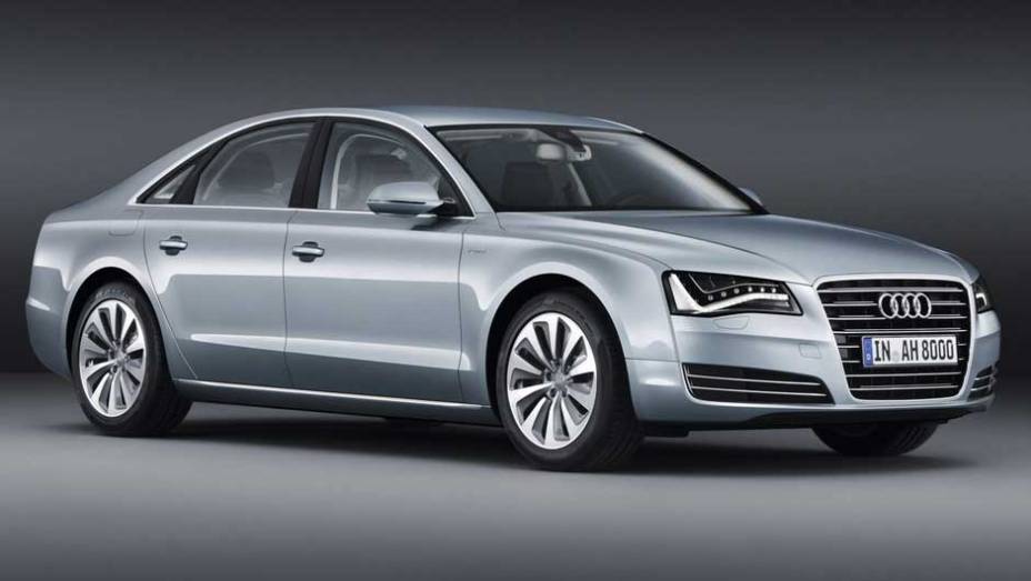 Protótipo do Audi A8 Hybrid foi revelado no Salão de Genebra em 2010 | <a href="https://gutenberg.quatrorodas.abril.com.br/carros/lancamentos/audi-a8-hybrid-637518.shtml" rel="migration">Leia mais</a>