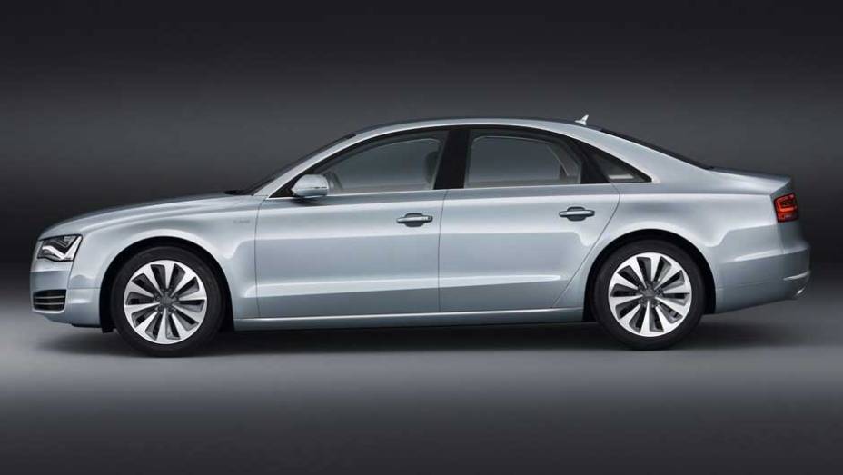 Versão de produção teve alterações discretas em relação ao conceito | <a href="https://gutenberg.quatrorodas.abril.com.br/carros/lancamentos/audi-a8-hybrid-637518.shtml" rel="migration">Leia mais</a>