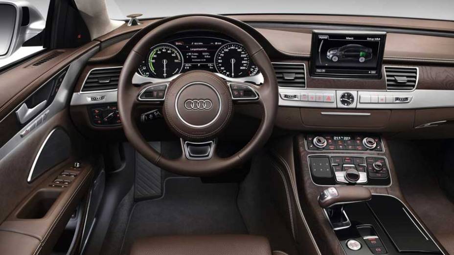 Sedã pode andar somente no modo elétrico em velocidades até 100 km/h | <a href="https://gutenberg.quatrorodas.abril.com.br/carros/lancamentos/audi-a8-hybrid-637518.shtml" rel="migration">Leia mais</a>