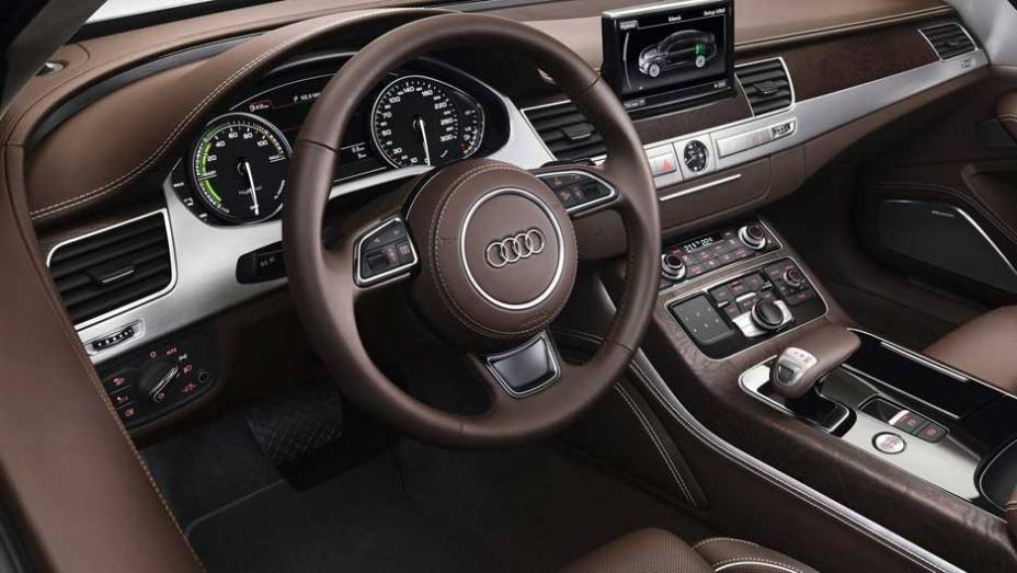 Transmissão é a automática tiptronic de oito velocidades | <a href="https://gutenberg.quatrorodas.abril.com.br/carros/lancamentos/audi-a8-hybrid-637518.shtml" rel="migration">Leia mais</a>