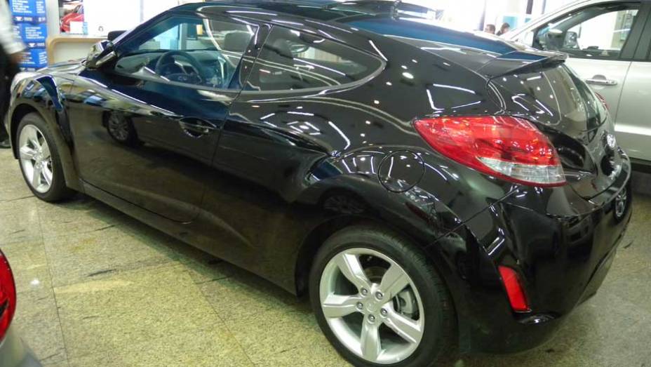 Hyundai Veloster | <a href="https://gutenberg.quatrorodas.abril.com.br/noticias/veloster-elantra-ja-estao-venda-concessionarias-hyundai-303518_p.shtml" rel="migration">Leia mais</a>