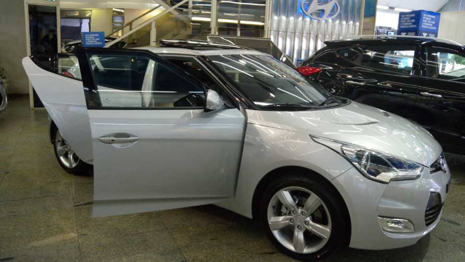 Hyundai Veloster | <a href="https://gutenberg.quatrorodas.abril.com.br/noticias/veloster-elantra-ja-estao-venda-concessionarias-hyundai-303518_p.shtml" rel="migration">Leia mais</a>