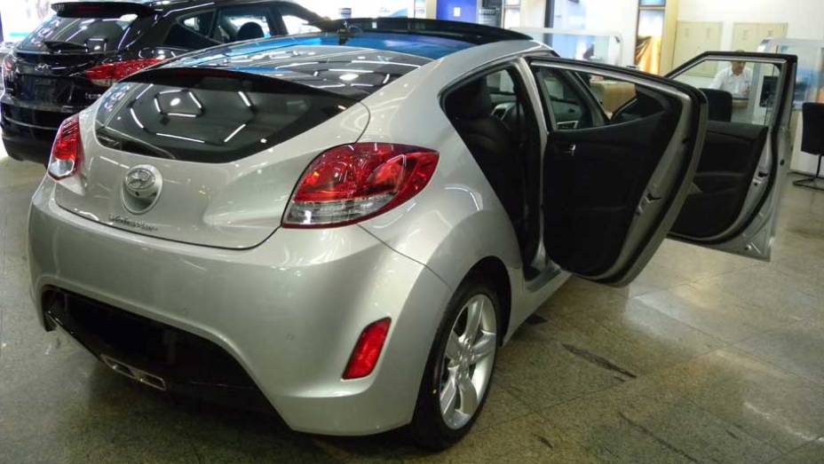 Hyundai Veloster | <a href="https://gutenberg.quatrorodas.abril.com.br/noticias/veloster-elantra-ja-estao-venda-concessionarias-hyundai-303518_p.shtml" rel="migration">Leia mais</a>