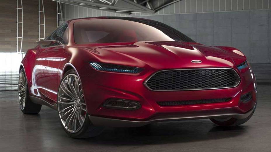 Grade frontal é muito parecida com os carros da Aston Martin | <a href="https://gutenberg.quatrorodas.abril.com.br/noticias/ford-mostra-cupe-esportivo-evos-300581_p.shtml" rel="migration">Leia mais</a>