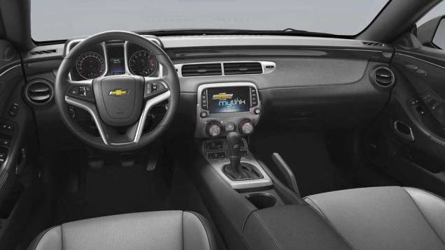 Por dentro, salvo pelo sistema multimídia MyLink, tudo é parecido com o antigo Camaro | <a href="https://gutenberg.quatrorodas.abril.com.br/noticias/fabricantes/chevrolet-traz-camaro-conversivel-ao-brasil-785537.shtml" rel="migration">Leia mais</a> Por dentro, salvo pelo sistema multimídia MyLink, tudo é parecido com o antigo Camaro | <a href="https://gutenberg.quatrorodas.abril.com.br/noticias/fabricantes/chevrolet-traz-camaro-conversivel-ao-brasil-785537.shtml" rel="migration">Leia mais</a>