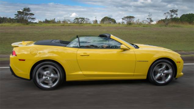 Para entregar toda a potência para as rodas traseiras, o Camaro conta com uma transmissão sequencial/automática de seis velocidades GR6 | <a href="https://gutenberg.quatrorodas.abril.com.br/noticias/fabricantes/chevrolet-traz-camaro-conversivel-ao-brasil-785537.shtm" rel="migration"></a> Para entregar toda a potência para as rodas traseiras, o Camaro conta com uma transmissão sequencial/automática de seis velocidades GR6 | <a href="https://gutenberg.quatrorodas.abril.com.br/noticias/fabricantes/chevrolet-traz-camaro-conversivel-ao-brasil-785537.shtm" rel="migration"></a>