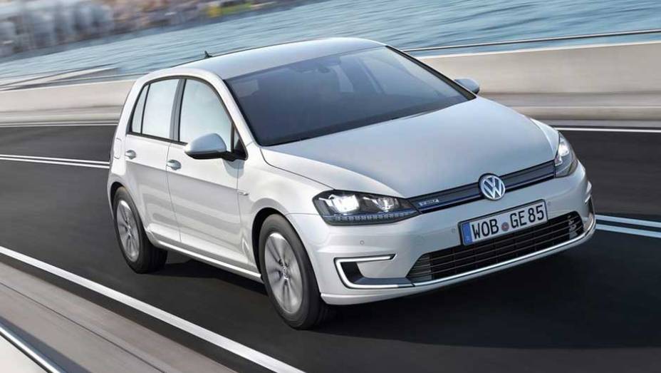 O e-Golf tem um motor com aproximadamente 115 cv | <a href="https://gutenberg.quatrorodas.abril.com.br/saloes/frankfurt/2013/volkswagen-e-golf-e-up-752904.shtml" rel="migration">Leia mais</a>