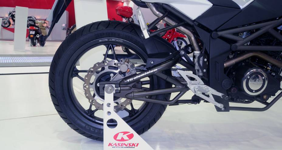 Moto é baseada nos modelos da Megelli | <a href="https://gutenberg.quatrorodas.abril.com.br/moto/noticias/kasinski-apresenta-nova-comet-gt-150-642186.shtml" rel="migration">Leia mais</a>