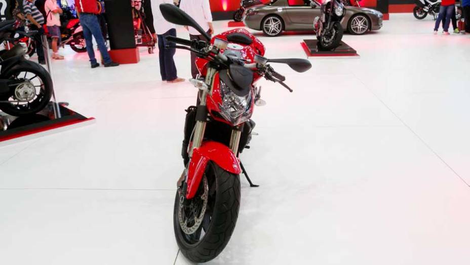 Lançamento mundial do modelo foi no Salão Duas Rodas | <a href="https://gutenberg.quatrorodas.abril.com.br/moto/noticias/ducati-mostra-streetfighter-848-salao-duas-rodas-642385.shtml" rel="migration">Leia mais</a>