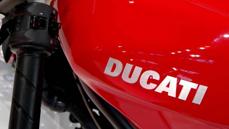 Vendas começam no próximo ano | <a href="https://gutenberg.quatrorodas.abril.com.br/moto/noticias/ducati-mostra-streetfighter-848-salao-duas-rodas-642385.shtml" rel="migration">Leia mais</a>