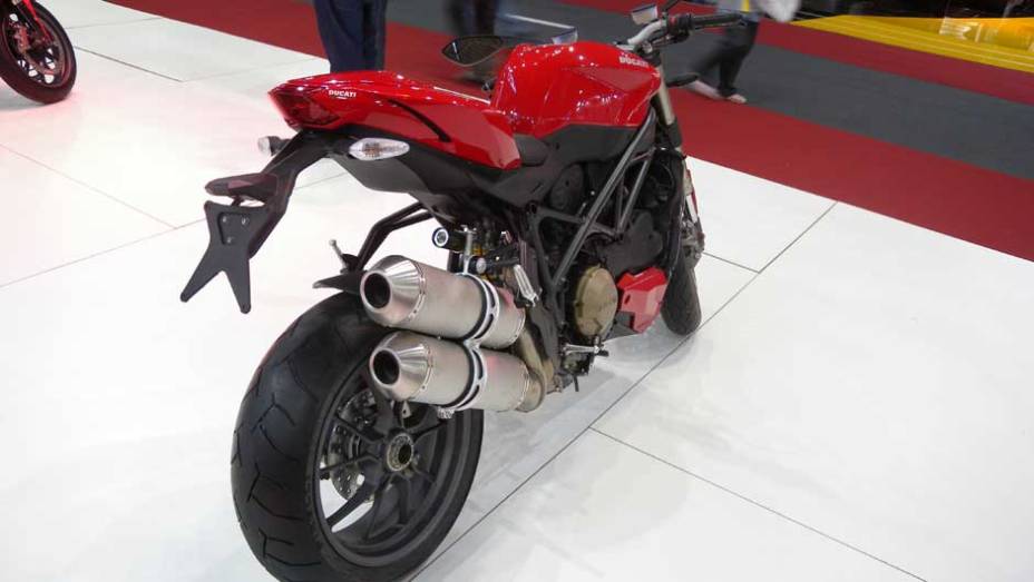 Lançamento não foi realizado em Milão, como esperado | <a href="https://gutenberg.quatrorodas.abril.com.br/moto/noticias/ducati-mostra-streetfighter-848-salao-duas-rodas-642385.shtml" rel="migration">Leia mais</a>