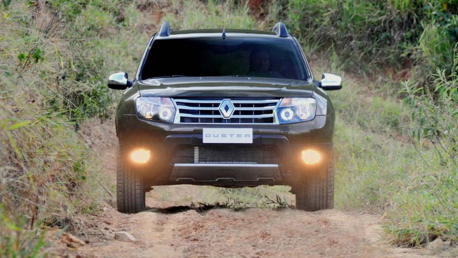 Faróis da topo-de-linha possuem máscara negra | <a href="https://gutenberg.quatrorodas.abril.com.br/carros/lancamentos/renault-duster-642260.shtml" rel="migration">Leia mais</a>