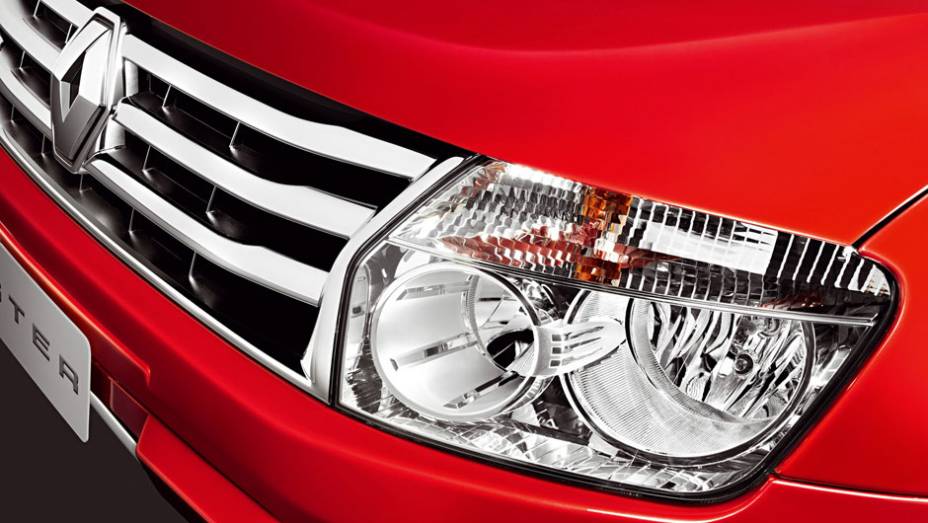 Grade possui tr&ecirc;s barras longitudinais | <a href="https://gutenberg.quatrorodas.abril.com.br/carros/lancamentos/renault-duster-642260.shtml" rel="migration">Leia mais</a>