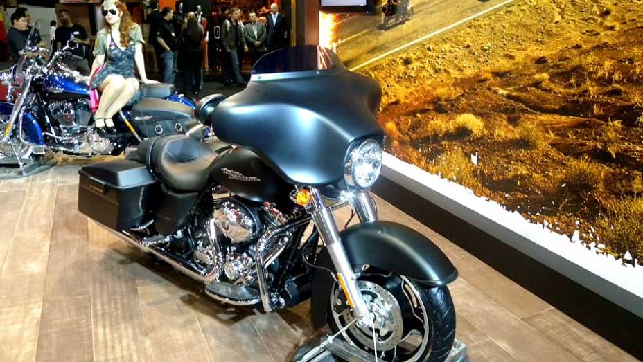 Modelo tem motor de 1700 cc | <a href="https://gutenberg.quatrorodas.abril.com.br/moto/noticias/h-d-street-glide-versao-2012-642201.shtml" rel="migration">Leia mais</a>