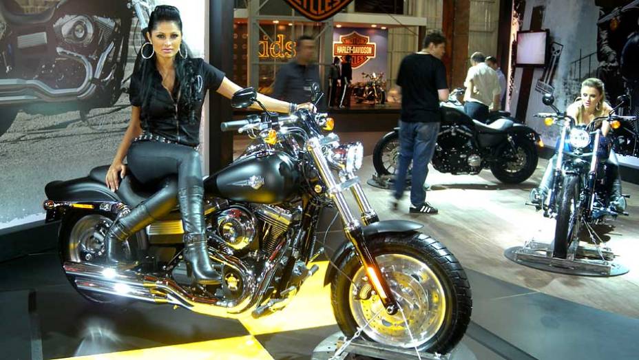 Dark custom tem visual imponente | <a href="https://gutenberg.quatrorodas.abril.com.br/moto/noticias/fat-bob-atracoes-harley-davidson-642200.shtml" rel="migration">Leia mais</a>