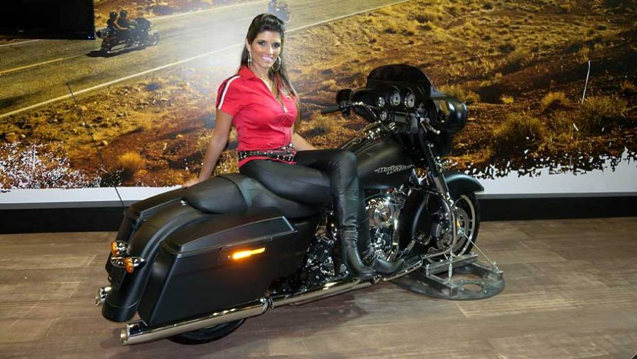 Modelo mais vendido da marca ganha versão 2012 | <a href="https://gutenberg.quatrorodas.abril.com.br/moto/noticias/h-d-street-glide-versao-2012-642201.shtml" rel="migration">Leia mais</a>