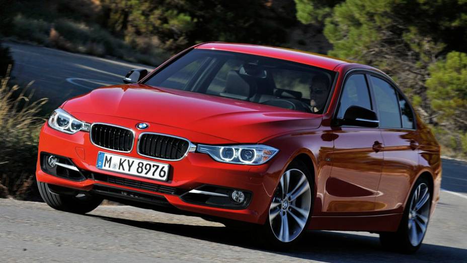 Modelo terá duas opções de motor a gasolina e duas a diesel | <a href="https://gutenberg.quatrorodas.abril.com.br/carros/lancamentos/bmw-serie-3-643331.shtml" rel="migration">Leia mais</a>
