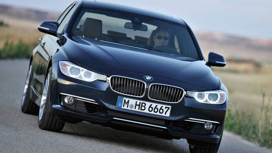 O sedã está 93 mm mais comprido que seu antecessor | <a href="https://gutenberg.quatrorodas.abril.com.br/carros/lancamentos/bmw-serie-3-643331.shtml" rel="migration">Leia mais</a>