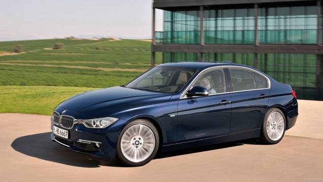 Serão oferecidos três pacotes de acabamento: Sport Line, Modern Line e Luxury Line | <a href="https://gutenberg.quatrorodas.abril.com.br/carros/lancamentos/bmw-serie-3-643331.shtml" rel="migration">Leia mais</a> Serão oferecidos três pacotes de acabamento: Sport Line, Modern Line e Luxury Line | <a href="https://gutenberg.quatrorodas.abril.com.br/carros/lancamentos/bmw-serie-3-643331.shtml" rel="migration">Leia mais</a>