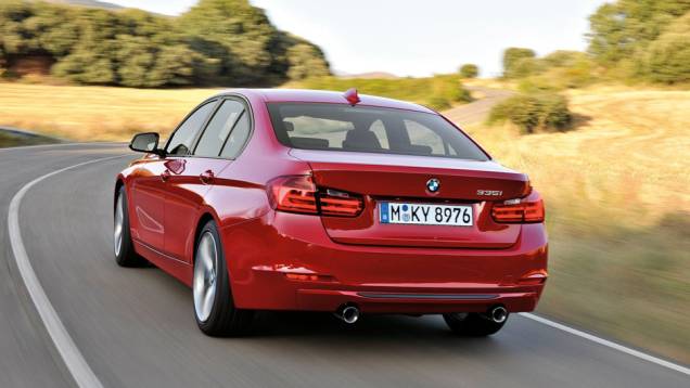 Transmissão pode ser automática de oito velocidades | <a href="https://gutenberg.quatrorodas.abril.com.br/carros/lancamentos/bmw-serie-3-643331.shtml" rel="migration">Leia mais</a> Transmissão pode ser automática de oito velocidades | <a href="https://gutenberg.quatrorodas.abril.com.br/carros/lancamentos/bmw-serie-3-643331.shtml" rel="migration">Leia mais</a>