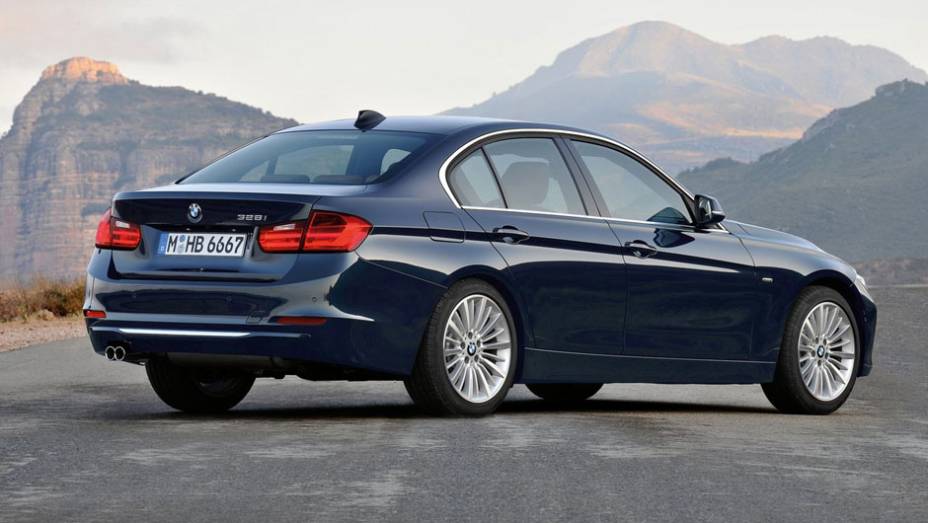 Lista de equipamentos também inclui sistema de infotainment ConnectedDrive | <a href="https://gutenberg.quatrorodas.abril.com.br/carros/lancamentos/bmw-serie-3-643331.shtml" rel="migration">Leia mais</a>