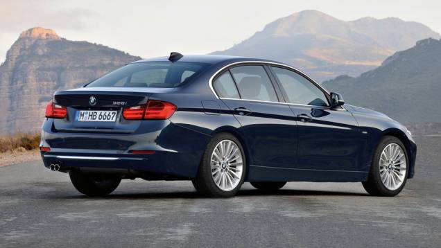 Lista de equipamentos também inclui sistema de infotainment ConnectedDrive | <a href="https://gutenberg.quatrorodas.abril.com.br/carros/lancamentos/bmw-serie-3-643331.shtml" rel="migration">Leia mais</a> Lista de equipamentos também inclui sistema de infotainment ConnectedDrive | <a href="https://gutenberg.quatrorodas.abril.com.br/carros/lancamentos/bmw-serie-3-643331.shtml" rel="migration">Leia mais</a>
