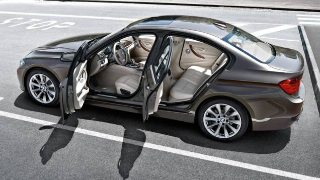 Acabamento da divisão esportiva M também está disponível | <a href="https://gutenberg.quatrorodas.abril.com.br/carros/lancamentos/bmw-serie-3-643331.shtml" rel="migration">Leia mais</a> Acabamento da divisão esportiva M também está disponível | <a href="https://gutenberg.quatrorodas.abril.com.br/carros/lancamentos/bmw-serie-3-643331.shtml" rel="migration">Leia mais</a>