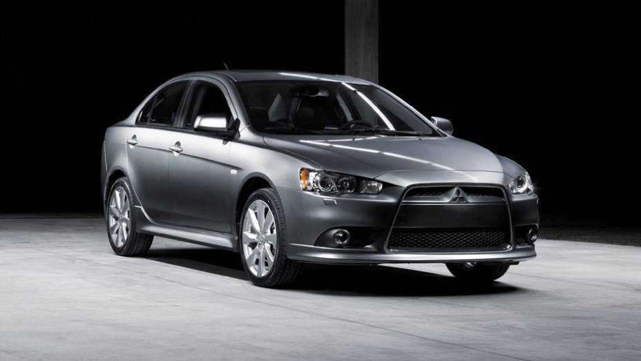 Grade &eacute; em formato de trap&eacute;zio e no estilo jetfighter | <a href="https://gutenberg.quatrorodas.abril.com.br/carros/lancamentos/mitsubishi-lancer-644557.shtml" rel="migration">Leia mais</a>