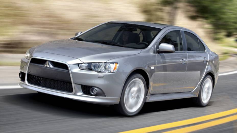 Lancer vai estar disponível com câmbio manual ou CVT | <a href="https://gutenberg.quatrorodas.abril.com.br/carros/lancamentos/mitsubishi-lancer-644557.shtml" rel="migration">Leia mais</a>