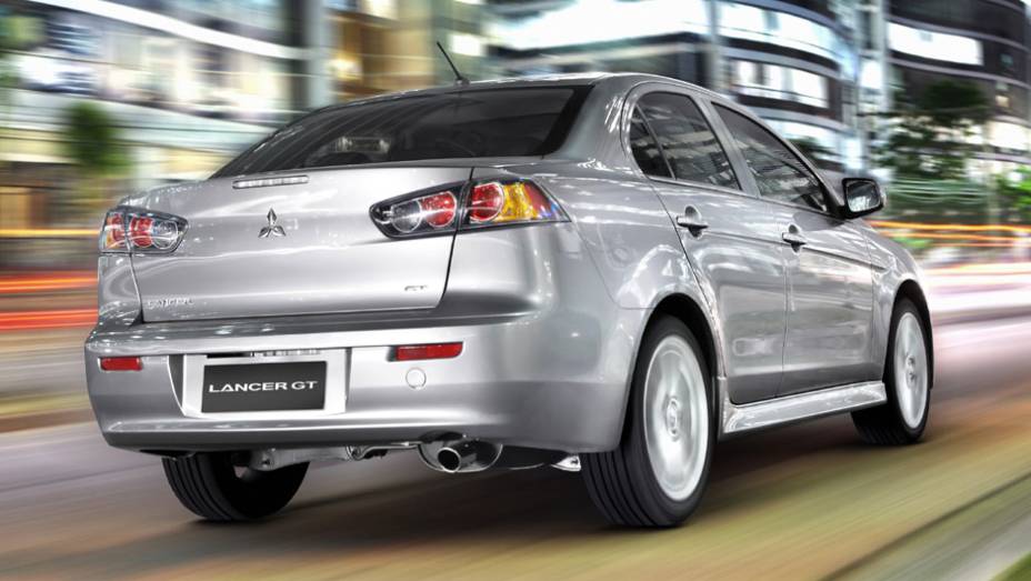 Ponta de escape &eacute; cromada | <a href="https://gutenberg.quatrorodas.abril.com.br/carros/lancamentos/mitsubishi-lancer-644557.shtml" rel="migration">Leia mais</a>