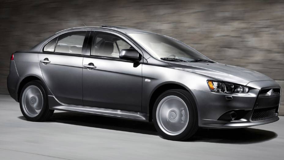 Lancer conta com freios ABS com EBD e BAS | <a href="https://gutenberg.quatrorodas.abril.com.br/carros/lancamentos/mitsubishi-lancer-644557.shtml" rel="migration">Leia mais</a>