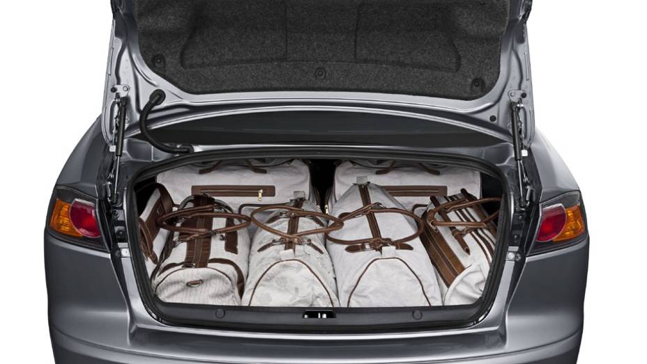 Porta-malas tem capacidade para 413 litros | <a href="https://gutenberg.quatrorodas.abril.com.br/carros/lancamentos/mitsubishi-lancer-644557.shtml" rel="migration">Leia mais</a>