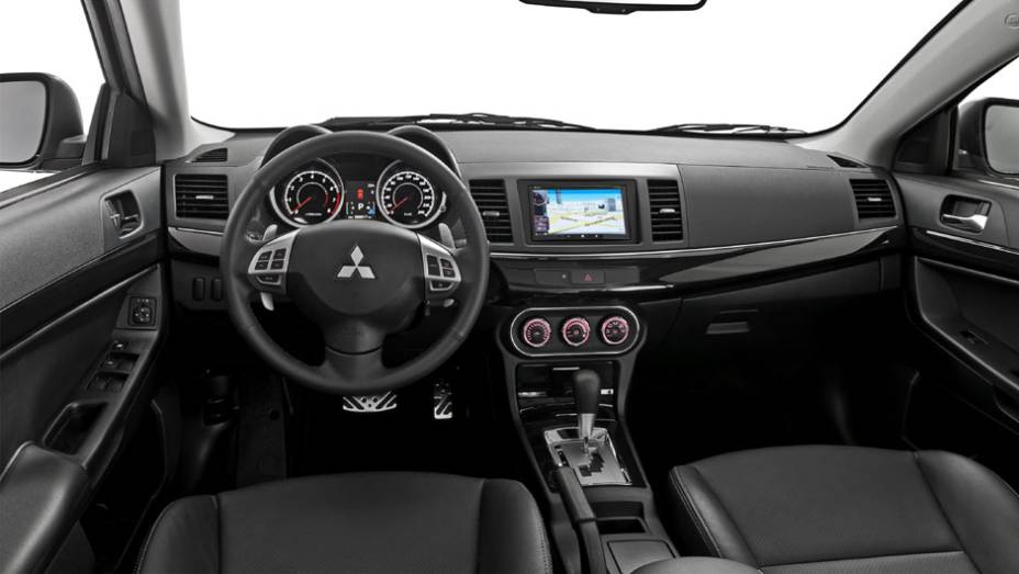 Bancos de couro e sistema multim&iacute;dia com tela touch v&ecirc;m na vers&atilde;o GT | <a href="https://gutenberg.quatrorodas.abril.com.br/carros/lancamentos/mitsubishi-lancer-644557.shtml" rel="migration">Leia mais</a>