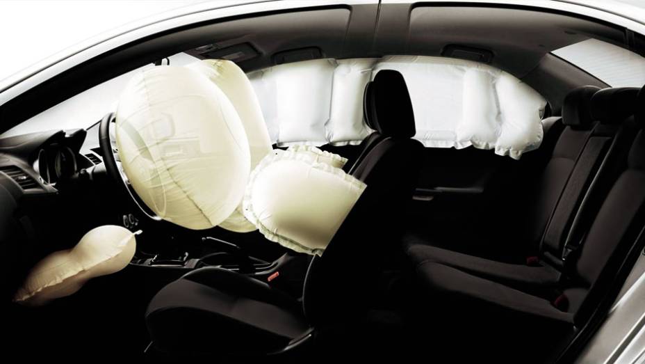 Modelo conta com nove airbags | <a href="https://gutenberg.quatrorodas.abril.com.br/carros/lancamentos/mitsubishi-lancer-644557.shtml" rel="migration">Leia mais</a>