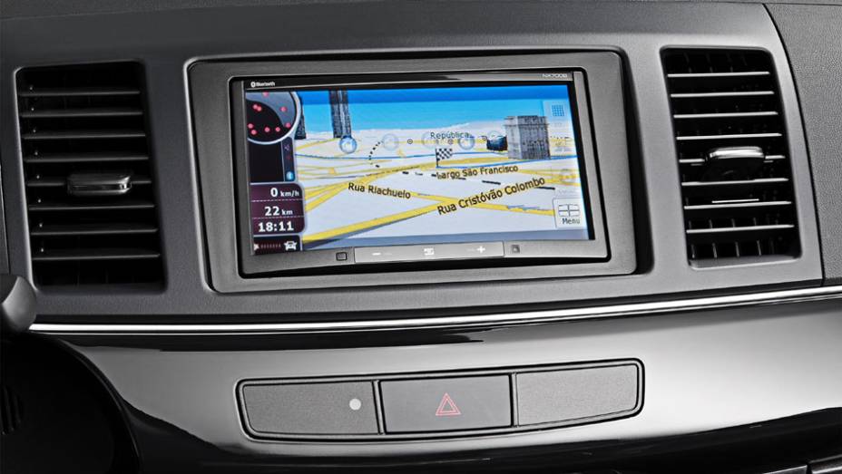GPS está integrado ao sistema multimídia | <a href="https://gutenberg.quatrorodas.abril.com.br/carros/lancamentos/mitsubishi-lancer-644557.shtml" rel="migration">Leia mais</a>